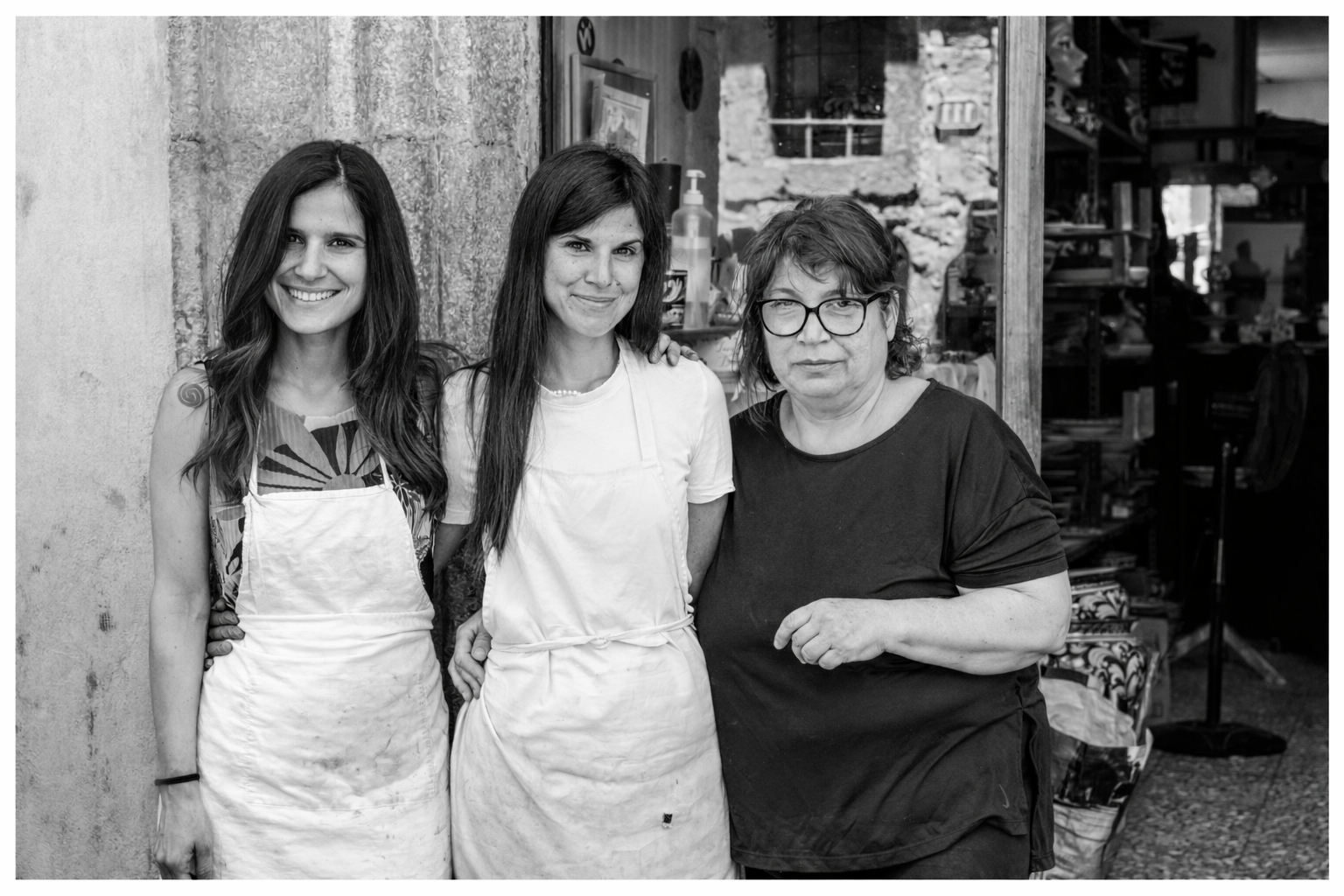 Rosa Corallo con Martina e Morgana davanti al laboratorio Ceramiche Corallo