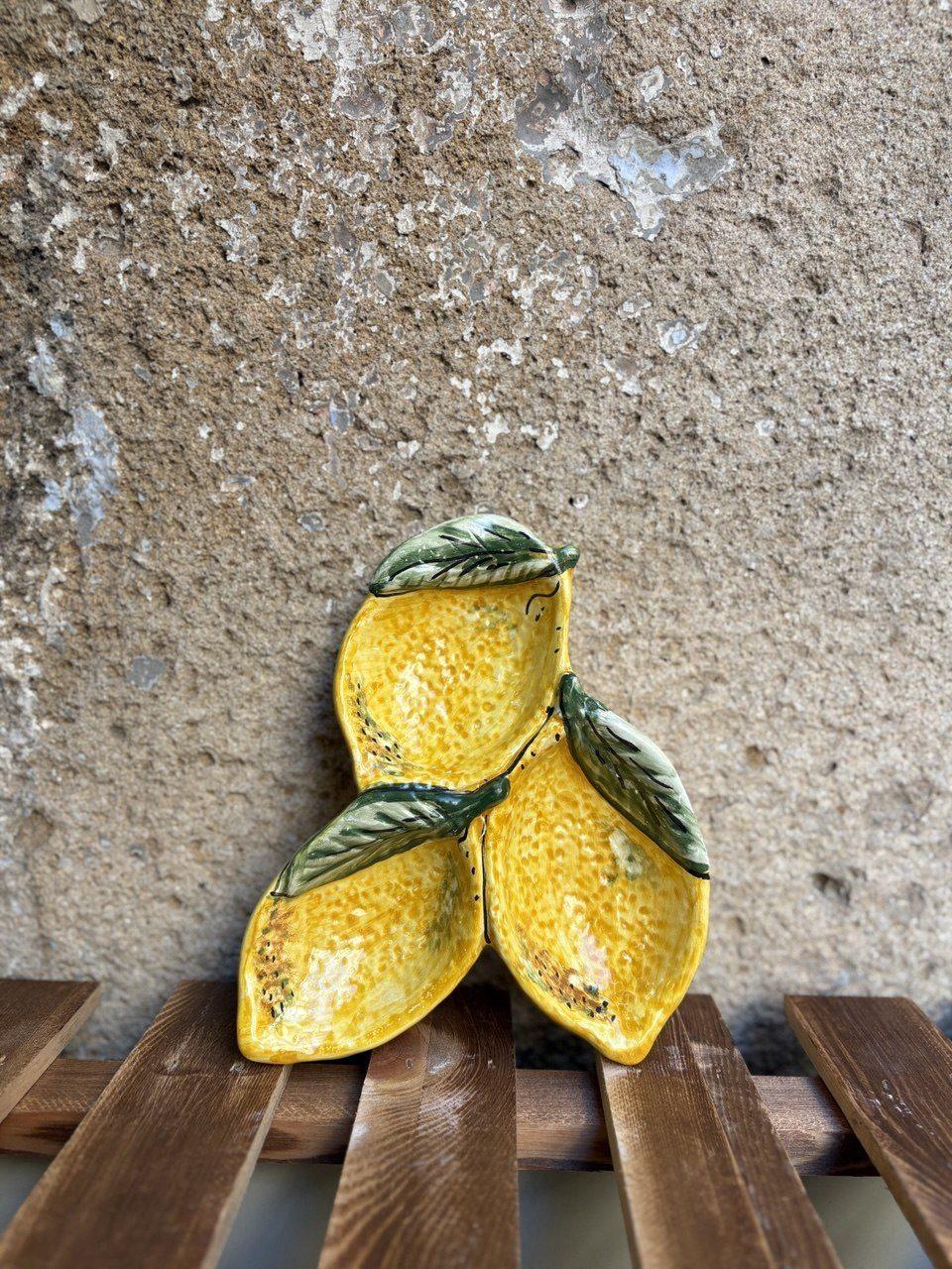 Oggetti in ceramica per tavola e interni in stile mediterraneo moderno