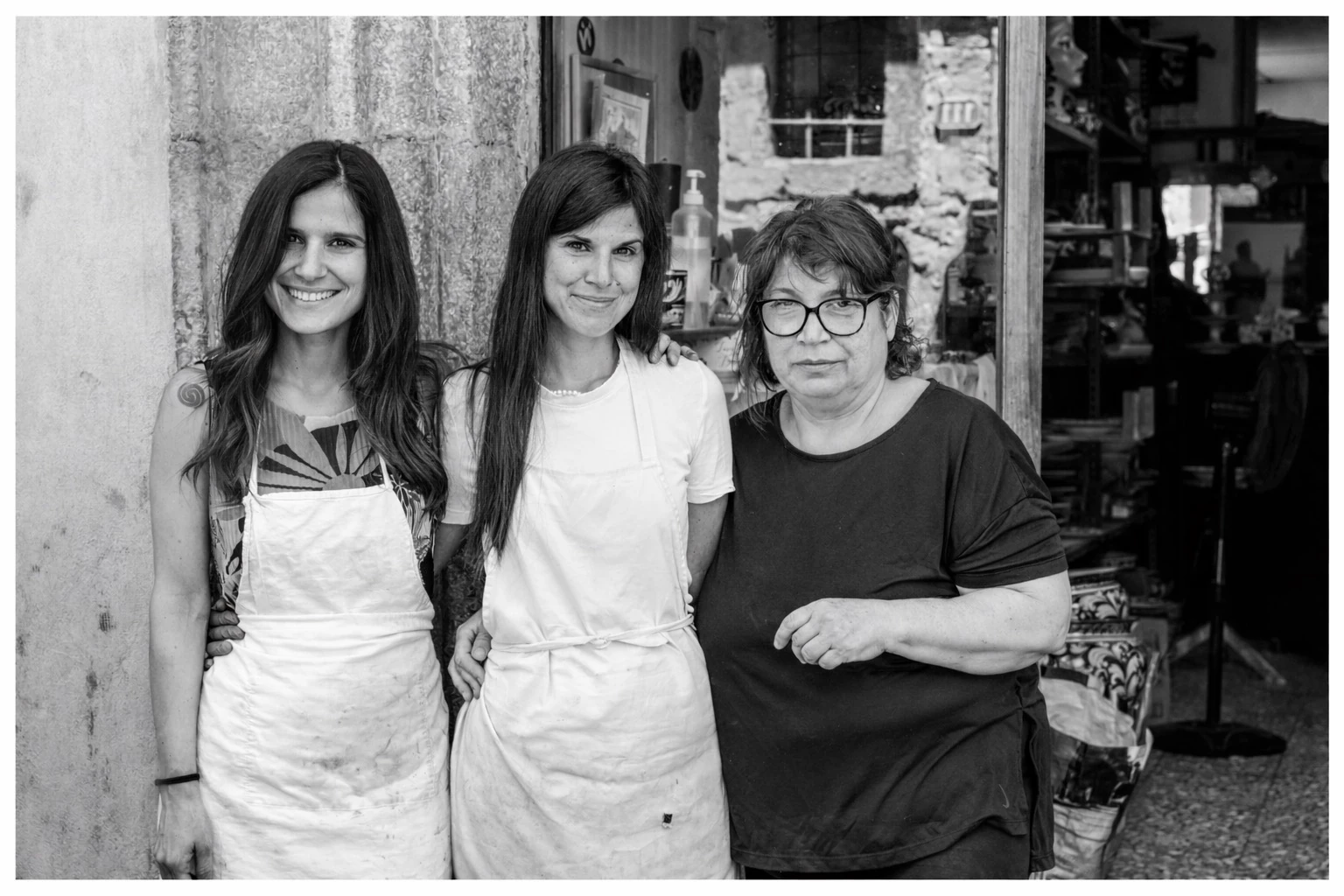 La famiglia Ceramiche Corallo nel laboratorio
